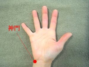 神門のツボの位置を示した図